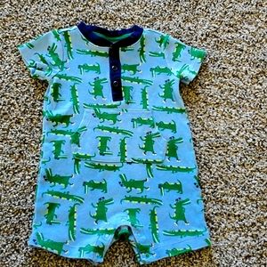 Alligator short outfit